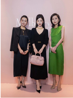 (上图从左至右: Mulberry中国区总经理仲琮婧女士、演员朱珠女士、南京德基广场副总经理杜君女士)