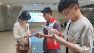 实践队线下发放调查问卷