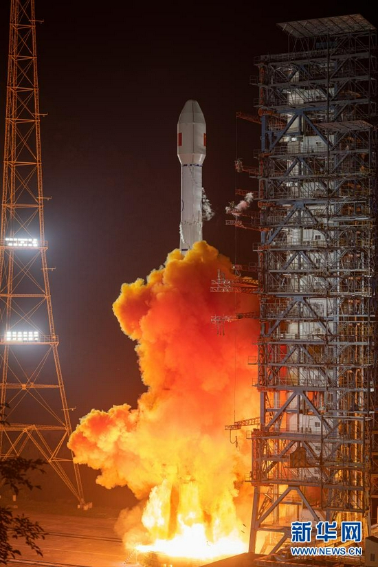 8月6日0时30分,我国在西昌卫星发射中心用长征三号乙运载火箭,成功将中星2E卫星发射升空,卫星顺利进入预定轨道,发射任务获得圆满成功。新华社发(郭文彬 摄)