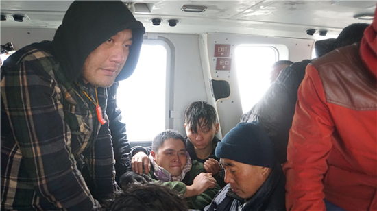 图为遇险船员被接上直升机(连云港海上搜救中心供图)