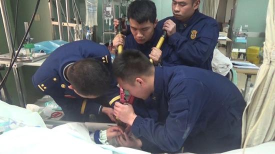 老人全身肿胀戒指取不下 消防员进病房“手术”
