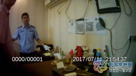去年7月11日,武进警方捣毁赌博窝点 (警方供图)