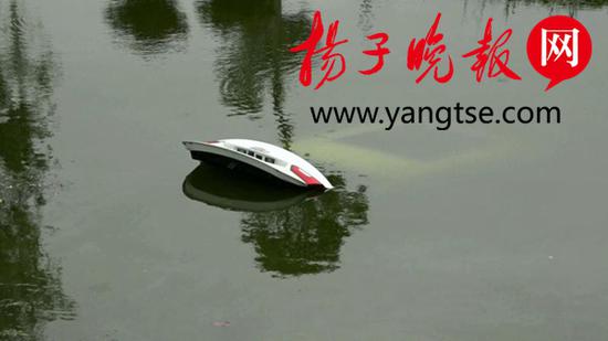 盐城一轿车为避让前方变道摩托 方向失控冲下河