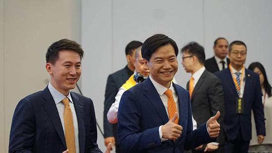 小米董事长兼首席执行官雷军现身港交所大厅。