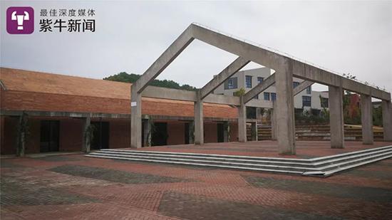 小镇内一处略显脏污的建筑