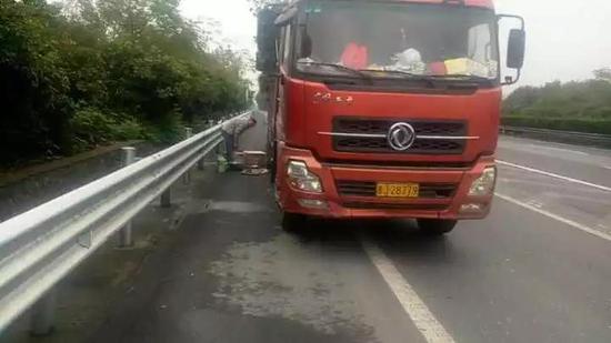 老婆高速上喊饿 老公竟在高速上支起小火锅