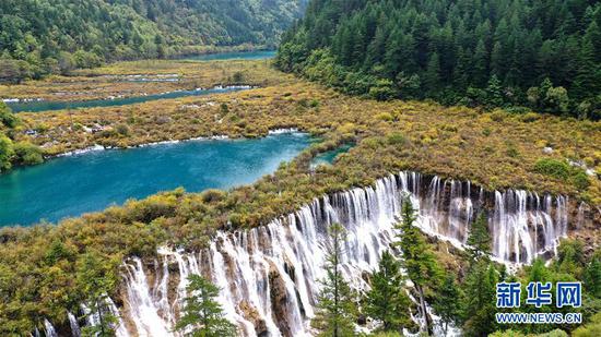 这是9月23日无人机拍摄的四川省九寨沟景区诺日朗瀑布。新华社发(王曦 摄)