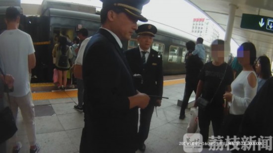 (乘警将双方带下火车)