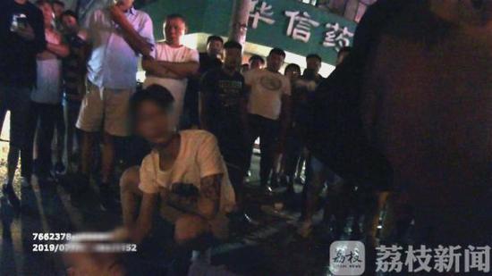 干哥哥拔刀相助砍伤陌生人 “干妹妹”翻脸无情