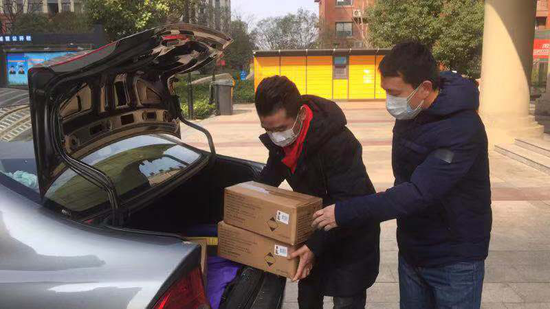 捐赠防护物资到社区