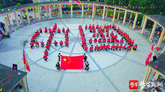 |“我与国旗合个影” 兴化舞蹈队员为祖国庆生