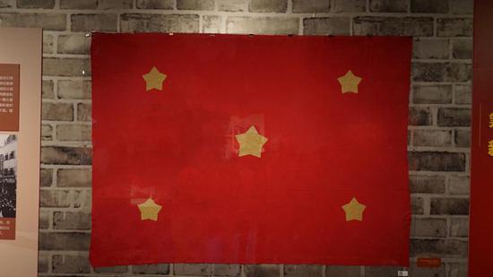 《红岩》作者罗广斌在白公馆监狱中和狱友一起制作的红旗。(国家大剧院供图)