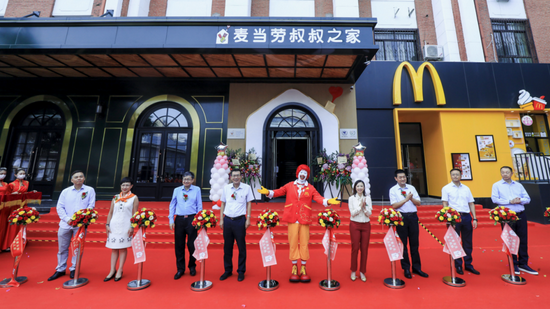 麦当劳中国首席执行官张家茵女士(右四)与中国宋庆龄基金会麦当劳叔叔之家慈善基金管委会成员、麦当劳中国首席财务官黄鸿飞先生(左一)、中国宋庆龄基金会麦当劳叔叔之家慈善基金联合主任、麦当劳中国公司事务部副总裁赵崔华女士(左二)、北京市卫生健康委员会党委委员、北京市中医管理局局长 屠志涛先生(左三)、中国宋庆龄基金会党组成员、副主席井顿泉先生(左四)、国家儿童医学中心首都医科大学附属北京儿童医院党委副书记、院长倪鑫先生(右三)、北京市西城区人民政府月坛街道办事处工委书记宫浩先生(右二)、中国宋庆龄基金会麦当劳叔叔之家慈善基金管委会成员、泰森食品中国韩国区总裁吴彤(右一)