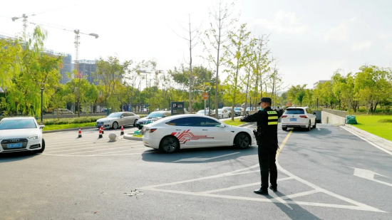 ▲经保安人员指挥按照地面标示线进入东南角地库出入口