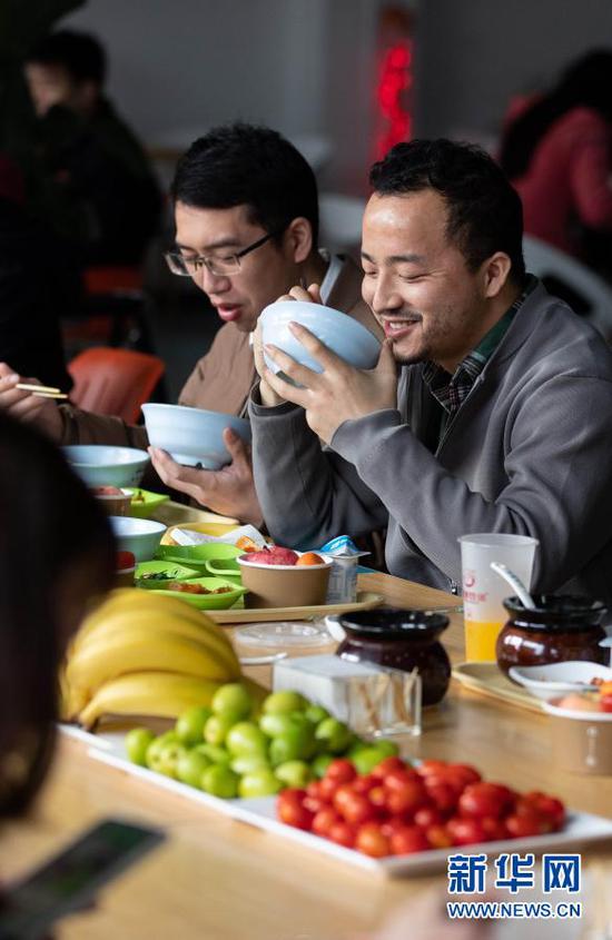 2月11日，在四川大学望江校区东二食堂，师生们在吃午餐。新华社记者 江宏景 摄