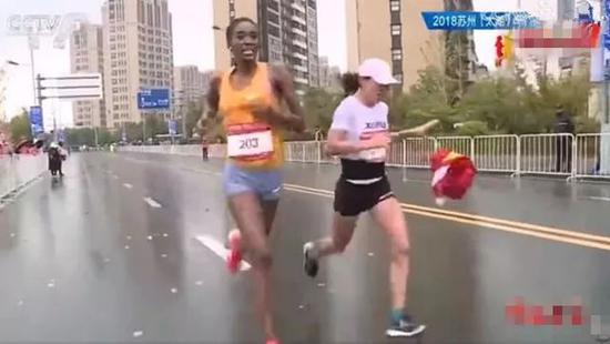 苏马运营方：披国旗冲线是固定环节 志愿者经过培训