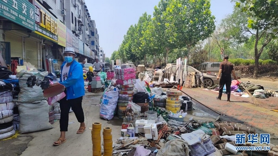 8月3日,卫辉市区内洪水逐渐退去,人们积极组织自救,重建家园。新华社发(翟京元 摄)