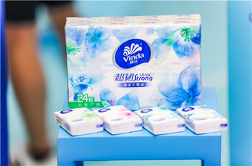 人气偶像王晨艺空降南京 担任“维达韧性好物官”