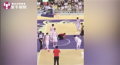 CBA“擦地哥”获20万年薪工作 篮协赞他让平凡伟大