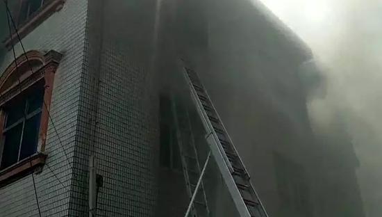 被困者从三楼坠落！消防战士用血肉之躯接住了他