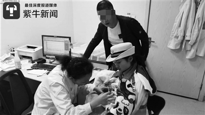 另一位女交警陈应洋帮忙把孩子送到医院就诊。