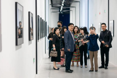 开幕式莅临嘉宾于德基艺术空间观展