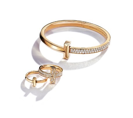 从上至下：Tiffany &amp; Co. 蒂芙尼T1系列18K黄金镶钻手镯， 　　18K黄金镶钻宽式戒指及18K黄金窄式戒指
