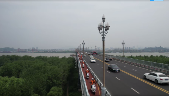 “冠能探索队”正在跨越长江大桥