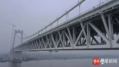 一跨过江的白色钢结构大桥壮观而宁静
