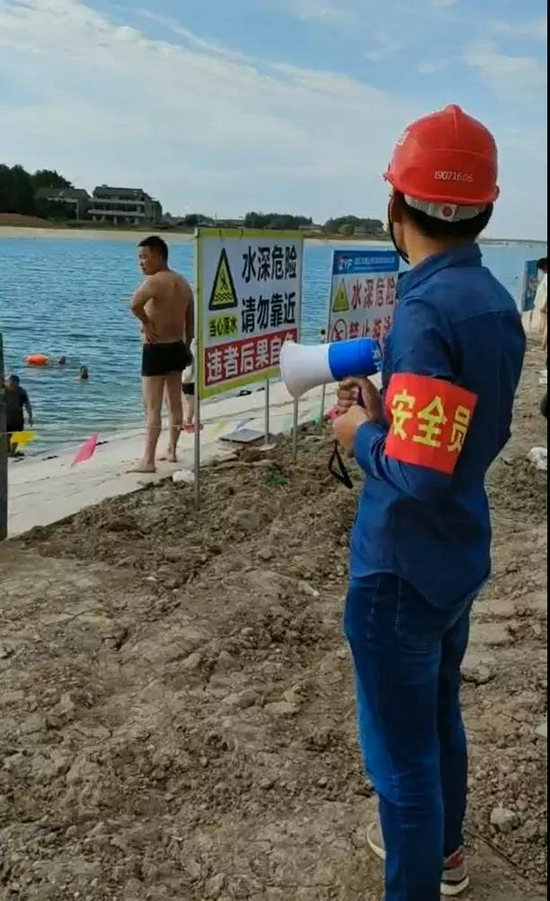 项目安全员劝阻市民野泳