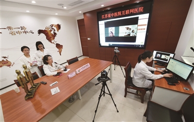 互联网医院提供网上预约、名医诊疗,在线付费、检查报告查询等服务。 新华报业视觉中心记者 乐涛 摄