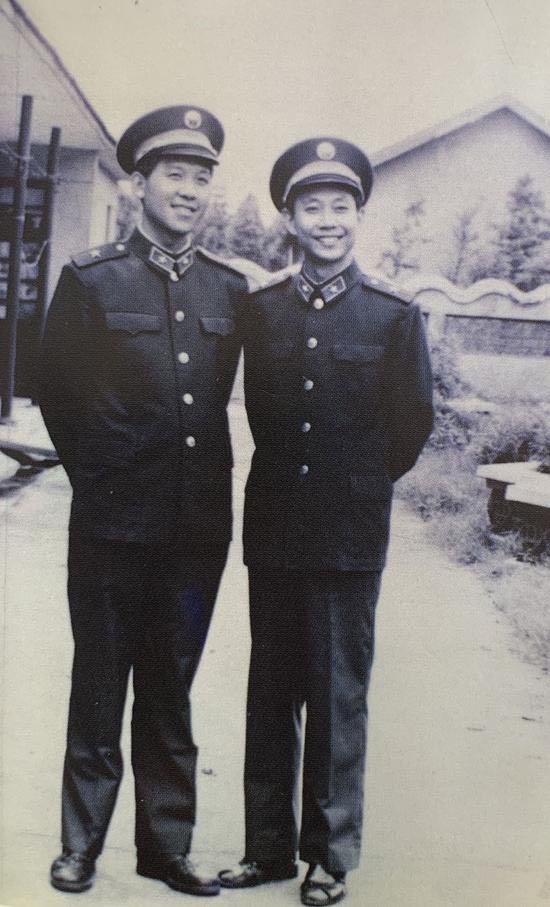 作者与同乡战友邹荣祥上世纪八十年代在花旗营老营区
