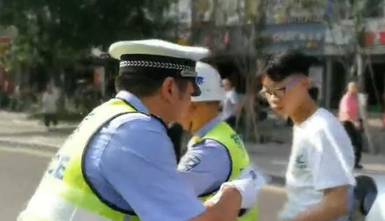 四川达州一位考生跑错考场,达州交警紧急调遣执勤交警,准时送考。 截屏图