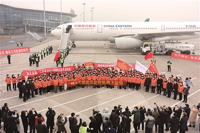 昨日下午，第七批江苏援湖北医疗队出征。图为扬州市医疗队164人从扬州泰州国际机场启程直奔武汉。郁兴摄 视觉江苏网供图