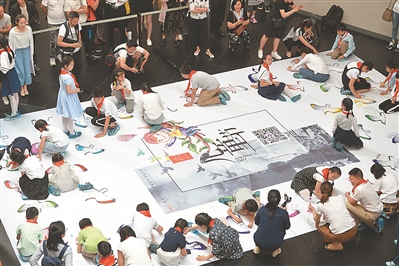 南京大屠杀幸存者与孩子们“讲历史 绘和平”