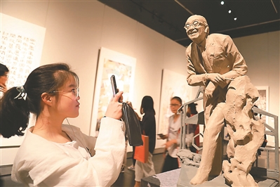 “向时代致敬——江苏省庆祝改革开放40周年主题美术作品展”现场。 新华报业视觉中心记者 刘 莉摄