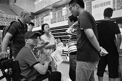 河海大学新生18年骨折10多次 趴着也要学下去