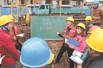 连云港民工工地学宪法。 朱先明 汪志达摄