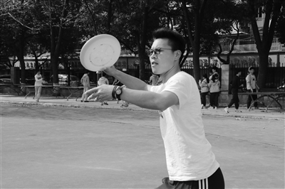 南京90后体育老师玩飞盘玩出国界