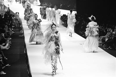 “520我爱宁”用创意表白南京 南艺嘉年华点亮夜空