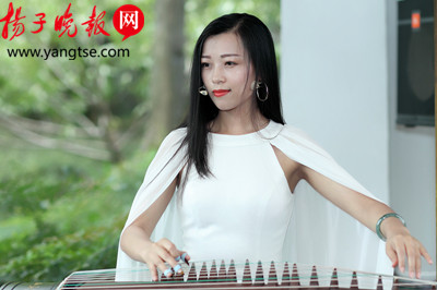 古装美女现场进行琴筝演绎。柳伊 摄