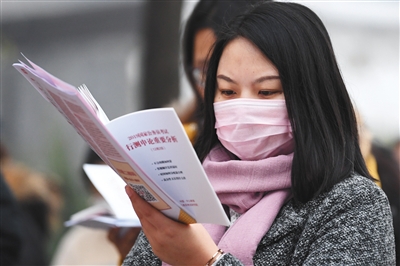 昨日,北京市呼家楼中学考点外,考生在进场前抓紧复习。本版图片/新京报记者 彭子洋 摄