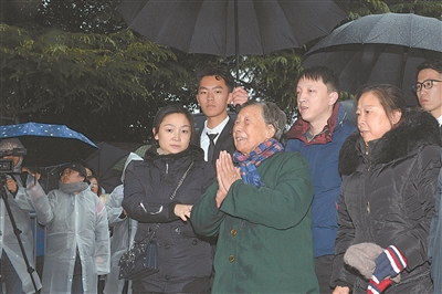 南京大屠杀幸存者雨中家祭 遇难者名单墙新增二十六人