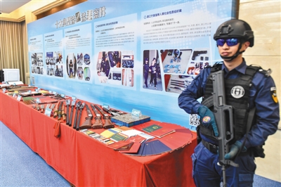 1月9日,广州,广东省公安厅展示查获的涉黑组织涉案物品。 陈骥旻(广东分社)/中新社/视觉中国
