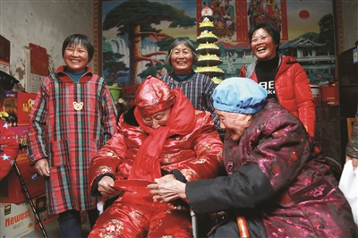 104岁的姐姐给百岁弟弟祝寿。 严伟 摄