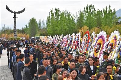 　　4月4日上午，木里森林火灾牺牲烈士追悼会在西昌市火把广场举行。民众陆续进入追悼会现场，向烈士告别。