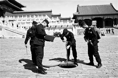 故宫消防中队指战员对消防设施进行巡查 摄影/本报记者 李娜