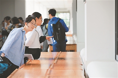 6日下午,高考考生提前了解考点位置等信息。图为南京市金陵中学考点,考生凭证件提前看考场。 新华报业视觉中心记者 刘 莉摄