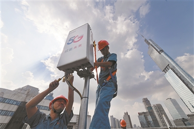 图为5G基站建设 新华报业视觉中心记者 余 萍摄