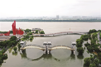 7月15日拍摄的长江南京段。专家表示，从水位来判断，长江洪峰已顺利过境南京。杨素平 摄 视觉江苏供图